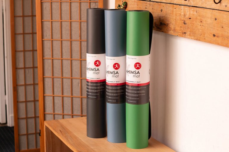 Tres Yoga Mat Ahimsa de caucho natural enrollados, en negro, azul y verde