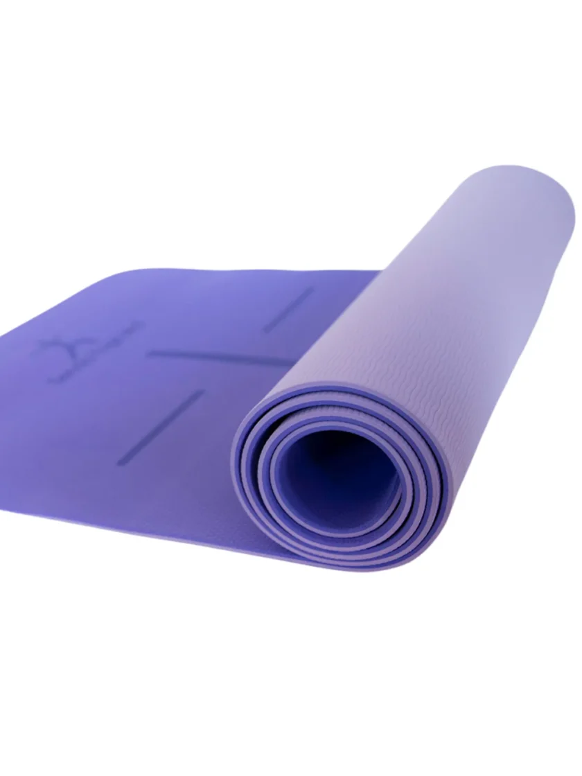 Yoga Mat Bio de TPE violeta con líneas de alineación, parcialmente enrollado